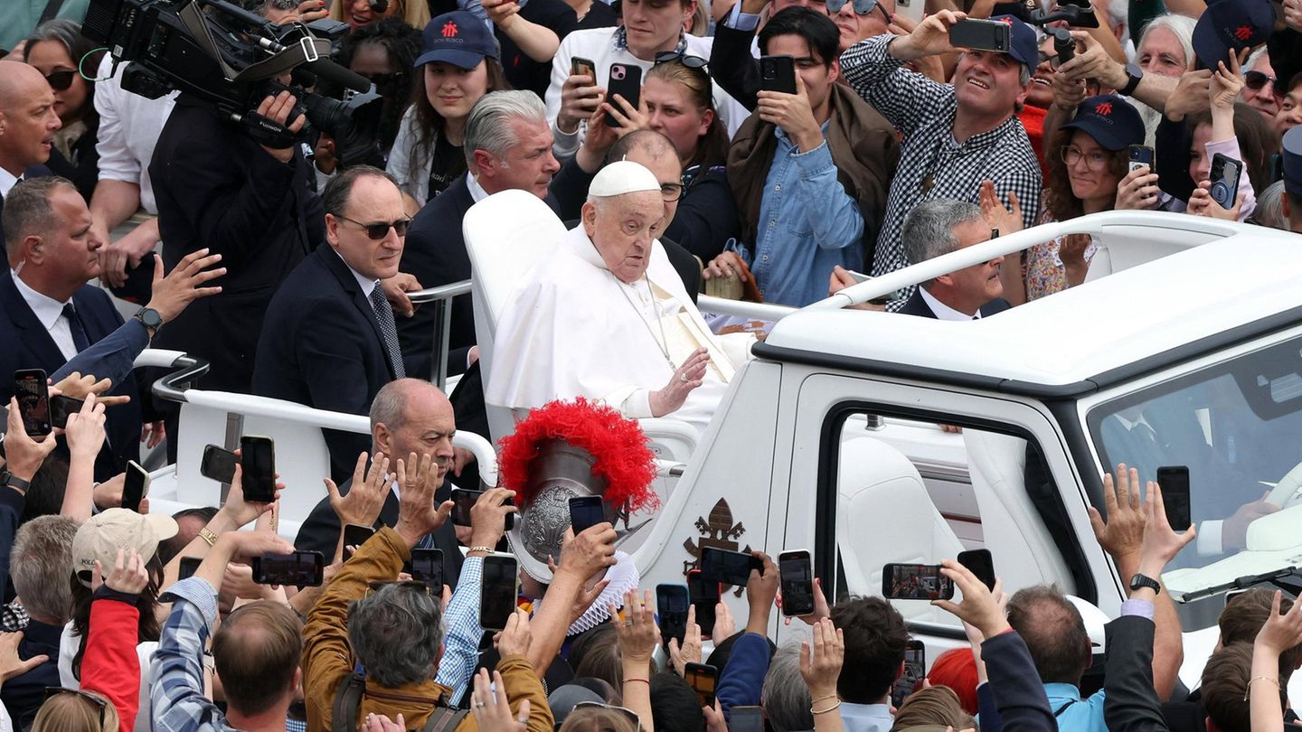 Papst Franziskus wird im "Papamobil" durch die Menschenmenge gelotst