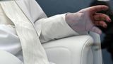 Nahaufnahme von der Hand von Papst Franziskus, die er nur mit Mühe heben kann.