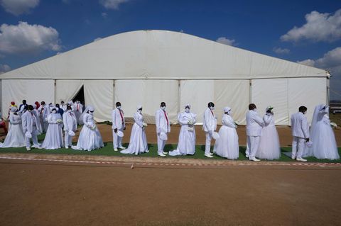 Massenhochzeit in Südafrika: Pfingstkirche traut auch polygame Paare (Video)