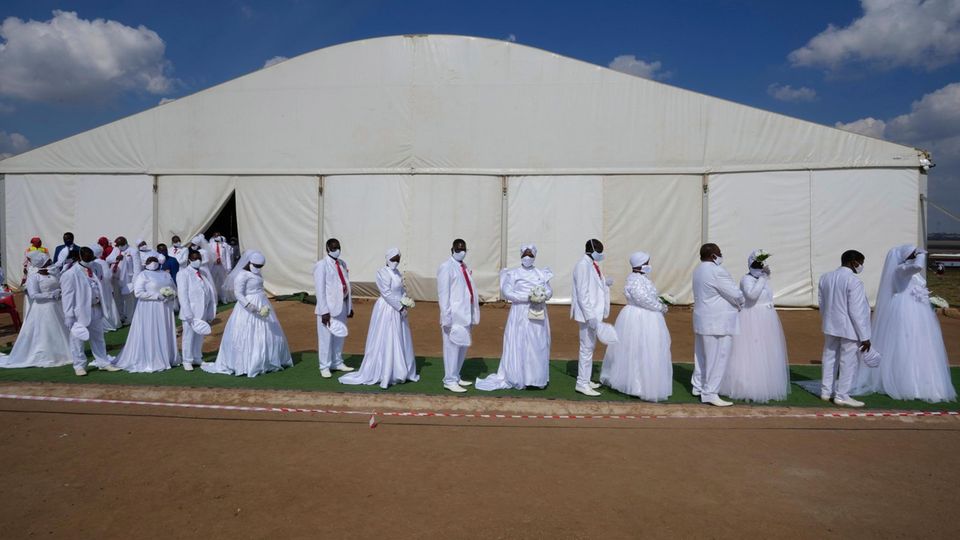 Massenhochzeit in Südafrika: Pfingstkirche traut auch polygame Paare (Video) Massenhochzeit in Südafrika: Pfingstkirche traut auch polygame Paare (Video)