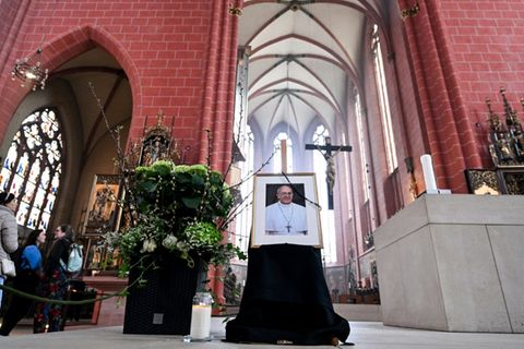 Trauer um Papst Franziskus im Frankfurer Dom