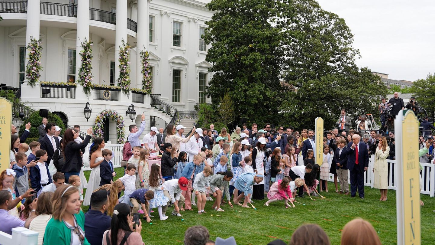 Auf den Pfiff gehts los! Trump und First Lady Melania blasen mit Trillerpfeifen zum traditionellen Ostereierrollen. Tausende Kinder und ihre Eltern haben wieder im Garten des Weißen Hauses das traditionelle Fest "Easter Egg Roll" gefeiert