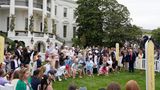 Auf den Pfiff gehts los! Trump und First Lady Melania blasen mit Trillerpfeifen zum traditionellen Ostereierrollen. Tausende Kinder und ihre Eltern haben wieder im Garten des Weißen Hauses das traditionelle Fest "Easter Egg Roll" gefeiert