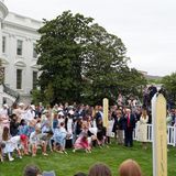 Auf den Pfiff gehts los! Trump und First Lady Melania blasen mit Trillerpfeifen zum traditionellen Ostereierrollen. Tausende Kinder und ihre Eltern haben wieder im Garten des Weißen Hauses das traditionelle Fest "Easter Egg Roll" gefeiert