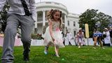 Das "Ostereierrollen" ist eine fast 150 Jahre alte Tradition: Familien werden an Ostern ins Weiße Haus eingeladen, und die Kinder rollen mit langen Löffeln in einem Wettlauf Eier über die Wiese
