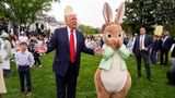 US-Präsident Donald Trump, der sich an der Seite eines großen Osterhasen zeigte, hatte gepostet, es würden 40.000 Gäste zur großen Ostereier-Jagd erwartet