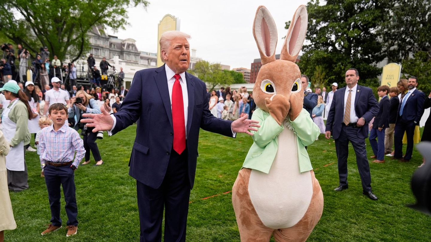 US-Präsident Donald Trump, der sich an der Seite eines großen Osterhasen zeigte, hatte gepostet, es würden 40.000 Gäste zur großen Ostereier-Jagd erwartet