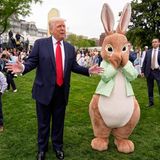 US-Präsident Donald Trump, der sich an der Seite eines großen Osterhasen zeigte, hatte gepostet, es würden 40.000 Gäste zur großen Ostereier-Jagd erwartet