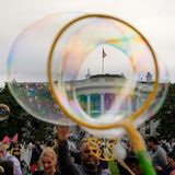 Seifenblasen werden geblasen, als die Gäste auf dem Südrasen des Weißen Hauses ankommen