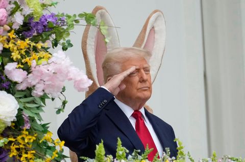 Präsident Donald Trump kommt auf dem Balkon des Blauen Zimmers an, um am Ostereierlauf des Weißen Hauses teilzunehmen