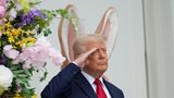 Präsident Donald Trump kommt auf dem Balkon des Blauen Zimmers an, um am Ostereierlauf des Weißen Hauses teilzunehmen