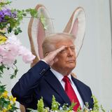 Präsident Donald Trump kommt auf dem Balkon des Blauen Zimmers an, um am Ostereierlauf des Weißen Hauses teilzunehmen