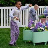 Schon um 6.30 Uhr morgens hatten sich lange Schlangen gebildet, Eltern und Kinder schick gekleidet. Die Einladungen liefen über eine Lotterie. Das Fest sollte bis zum frühen Abend gehen