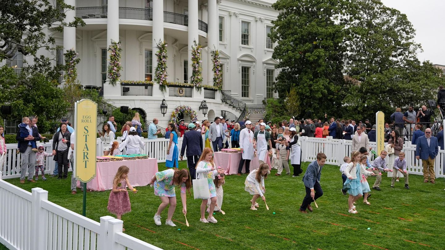 Gäste – darunter viele Eltern und Kinder – treffen auf dem Südrasen des Weißen Hauses zum traditionellen Eierrollen ein