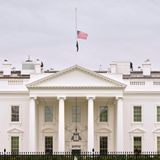 Trotz aller Freude bei dem Osterfest im Garten des Weißen Hauses: Zu Ehren des verstorbenen Papstes Franziskus weht die US-Flagge am Weißen Haus auf halbmast