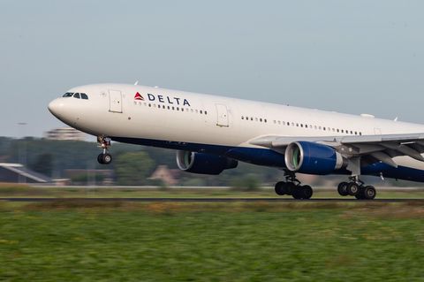 Eine Maschine der Delta-Airlines fing am Flughafen von Orlando Feuer (Symbolfoto)