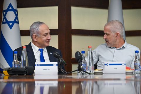 Benjamin Netanjahu (l.), Ministerpräsident von Israel, trifft Ronen Bar, Chef des Inlandsgeheimdiensts Schin Bet