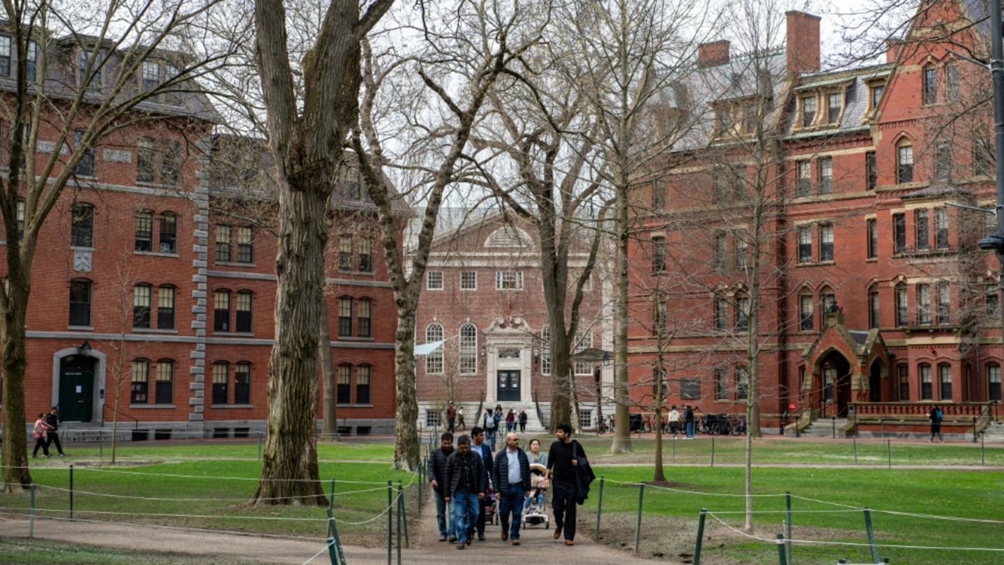 Harvard Üniversitesi ABD Hükümetine Orta Kesintiler için dava açıyor