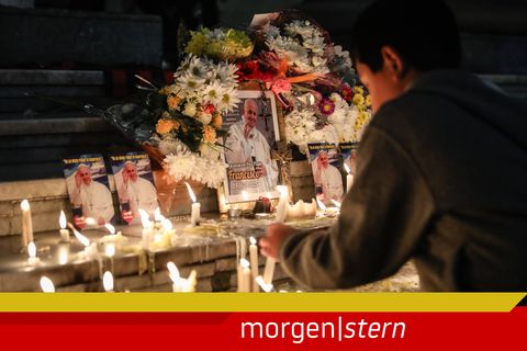 Argentinien: Ein Mann zündet Kerzen vor einem Bild von Papst Franziskus an