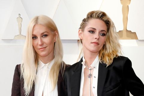 Kristen Stewart (r.) und Dylan Meyer sind seit 2019 ein Paar, hier bei der Oscar-Verleihung 2022