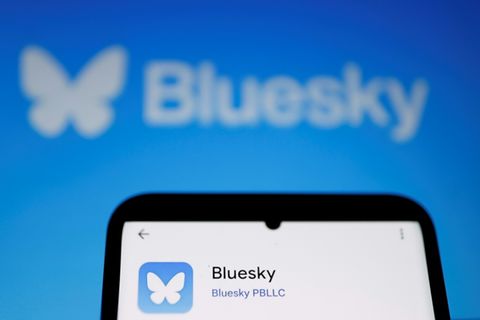 Das Symbol von Bluesky auf einem Smartphone-Display