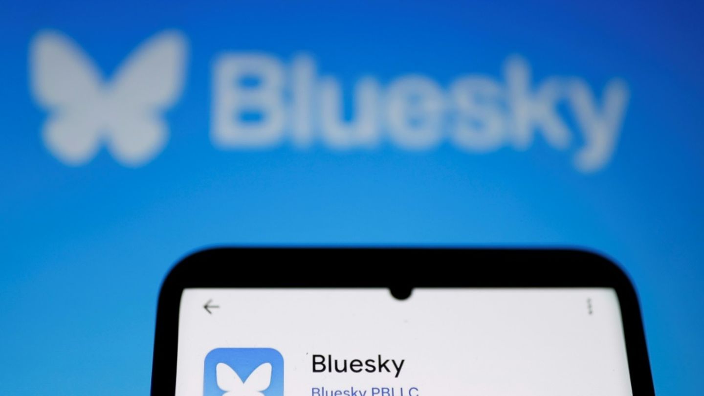 Das Symbol von Bluesky auf einem Smartphone-Display