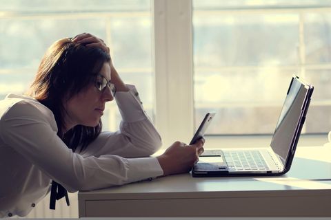 Unmotivierte Mitarbeiterin am Handy