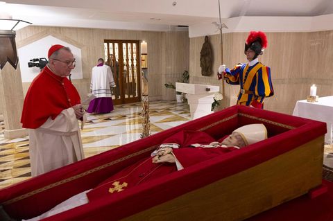 Der Leichnam des verstorbenen Papstes Franziskus im Sarg