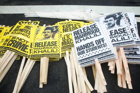 Protestschilder für Demonstration gegen Khalils Verhaftung