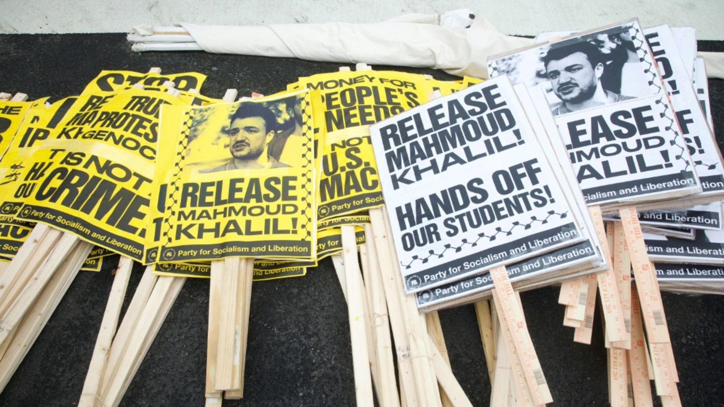 Protestschilder für Demonstration gegen Khalils Verhaftung