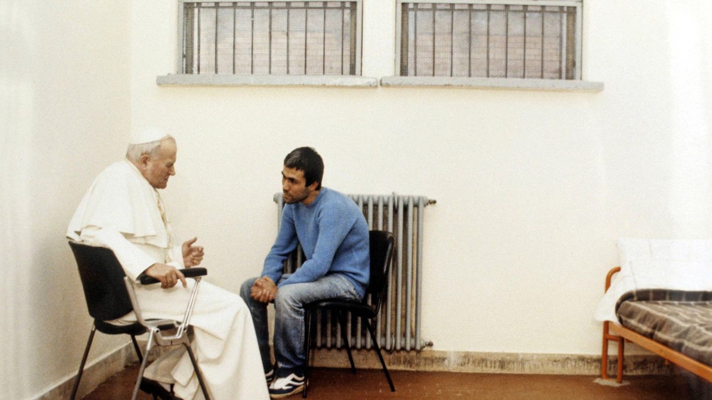 Papst Johannes Paul II und Mehmet Ali Agca sprechen im Gefängnis Papst Johannes Paul II und Mehmet Ali Agca sprechen im Gefängnis