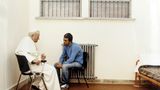 Papst Johannes Paul II und Mehmet Ali Agca sprechen im Gefängnis