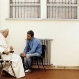 Papst Johannes Paul II und Mehmet Ali Agca sprechen im Gefängnis