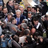 Agca von Journalisten umringt