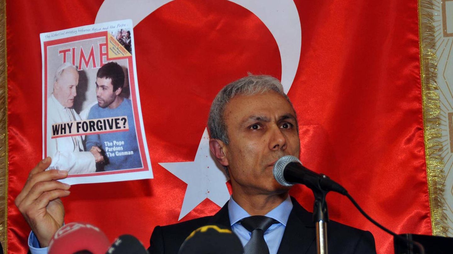 Johannes Paul II.: Mehmet Ali Ağca hält bei einer Pressekonferenz das Time-Cover mit der Titelzeile "Warum vergeben" hoch. Er zeigt sich dankbar für die versöhnliche Haltung des Papstes, 2014 legt er an dessen Grab Blumen ab. Die Hintergründe des Attentats sind noch immer ungeklärt, Ağca hat über die Jahre widersprüchliche Aussagen dazu gemacht Mehmet Ali Ağca hält bei einer Pressekonferenz das Time-Cover mit der Titelzeile "Warum vergeben" hoch. Er zeigt sich dankbar für die versöhnliche Haltung des Papstes, 2014 legt er an dessen Grab Blumen ab. Die Hintergründe des Attentats sind noch immer ungeklärt, Ağca hat über die Jahre widersprüchliche Aussagen dazu gemacht