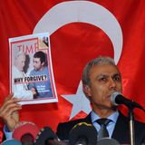 Mehmet Ali Ağca hält bei einer Pressekonferenz das Time-Cover mit der Titelzeile "Warum vergeben" hoch. Er zeigt sich dankbar für die versöhnliche Haltung des Papstes, 2014 legt er an dessen Grab Blumen ab. Die Hintergründe des Attentats sind noch immer ungeklärt, Ağca hat über die Jahre widersprüchliche Aussagen dazu gemacht