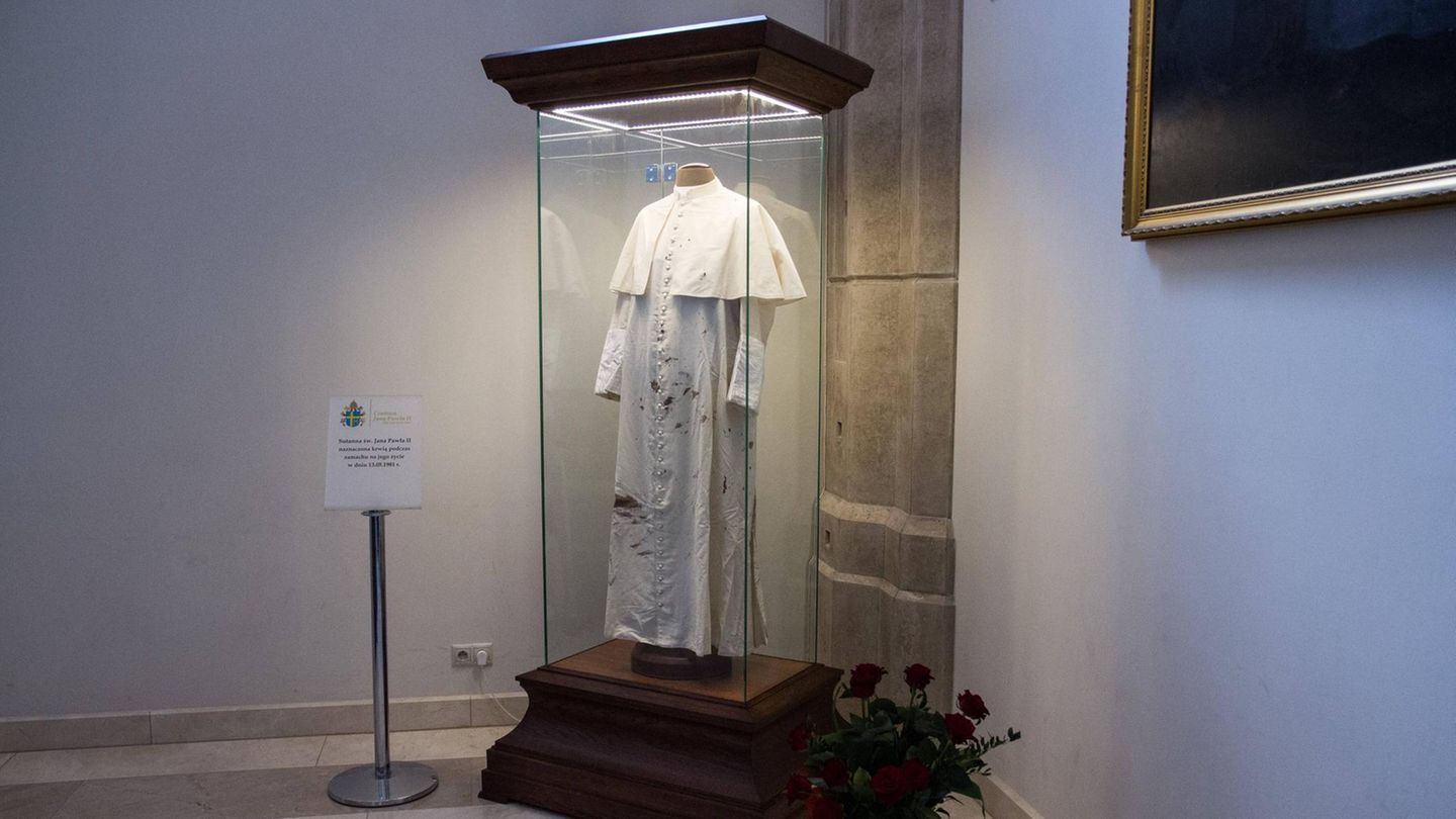 Blutbefleckte Papst-Soutane im Krakauer Wallfahrtszentrum