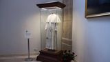Blutbefleckte Papst-Soutane im Krakauer Wallfahrtszentrum