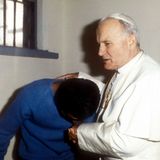 Der Inhalt des Gesprächs bleibt geheim, doch Ağca wirkt beim Papst-Besuch demütig