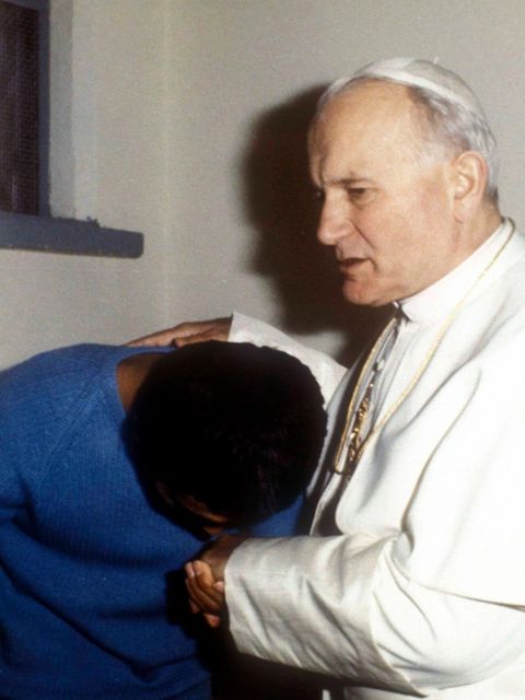 Der Inhalt des Gesprächs bleibt geheim, doch Ağca wirkt beim Papst-Besuch demütig