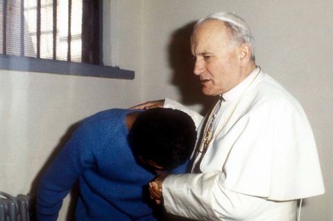 Der Inhalt des Gesprächs bleibt geheim, doch Ağca wirkt beim Papst-Besuch demütig
