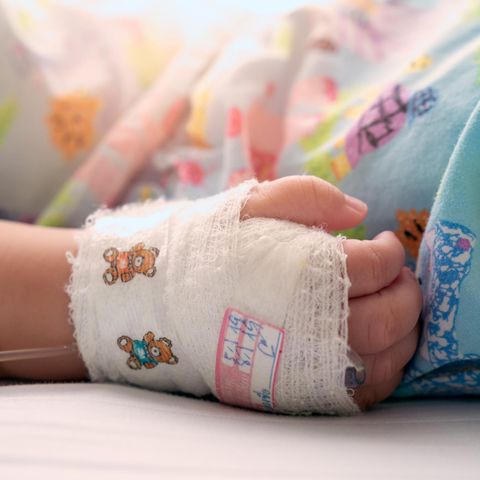 Mutter soll Kind Keime gespritzt haben, Symboldbild: Kleinkindhand Verband Klinik
