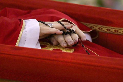 Papst Franziskus wurde aufgebahrt: Details zeigen seine Hände mit Rosenkranz
