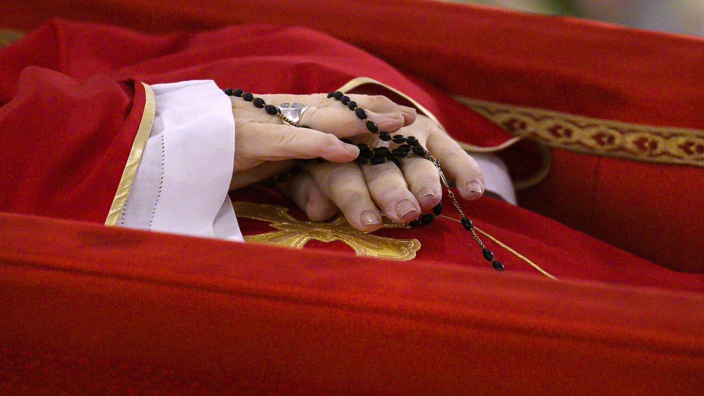 Papst Franziskus wurde aufgebahrt: Details zeigen seine Hände mit Rosenkranz