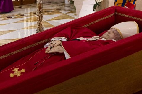 Trauer um Kirchenoberhaupt: Vatikan zeigt erstmals toten Papst Franziskus im Sarg