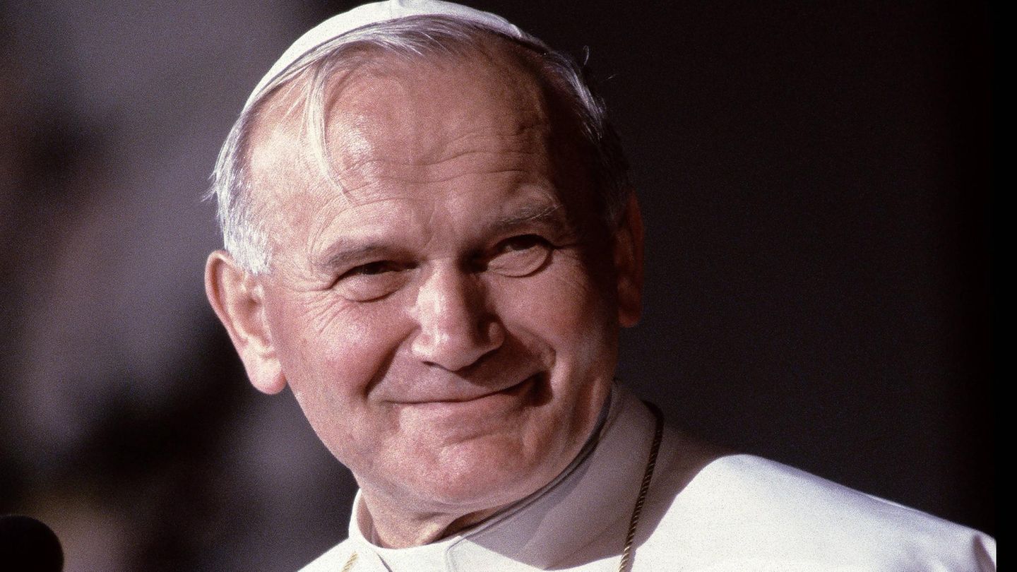 Zweitlängste Amtszeit: Papst Johannes Paul II. Auf Platz 2 landet ein Mann, den einige vielleicht noch zu Lebzeiten verfolgt haben. Papst Johannes Paul II. ging aus mehreren Gründen in die Geschichte ein: Er war mit 26 Jahren, fünf Monaten und 17 Tagen nicht nur der Pontifex, der am zweitlängsten im Amt war, er war zudem auch der erste polnische – und damit der erste nicht italienische Papst seit 1523. 2005 starb Johannes Paul II.