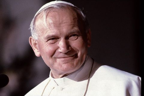 Auf Platz 2 landet ein Mann, den einige vielleicht noch zu Lebzeiten verfolgt haben. Papst Johannes Paul II. ging aus mehreren Gründen in die Geschichte ein: Er war mit 26 Jahren, fünf Monaten und 17 Tagen nicht nur der Pontifex, der am zweitlängsten im Amt war, er war zudem auch der erste polnische – und damit der erste nicht italienische Papst seit 1523. 2005 starb Johannes Paul II.