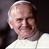 Auf Platz 2 landet ein Mann, den einige vielleicht noch zu Lebzeiten verfolgt haben. Papst Johannes Paul II. ging aus mehreren Gründen in die Geschichte ein: Er war mit 26 Jahren, fünf Monaten und 17 Tagen nicht nur der Pontifex, der am zweitlängsten im Amt war, er war zudem auch der erste polnische – und damit der erste nicht italienische Papst seit 1523. 2005 starb Johannes Paul II.