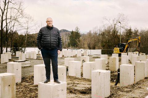 Christoph Ostermann auf seiner Großspeicher-Baustelle in Immenstadt