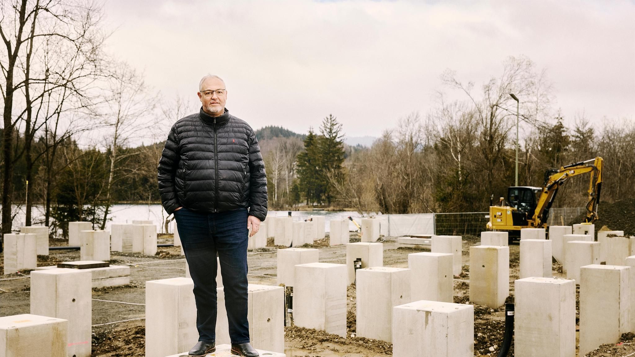 Christoph Ostermann auf seiner Großspeicher-Baustelle in Immenstadt